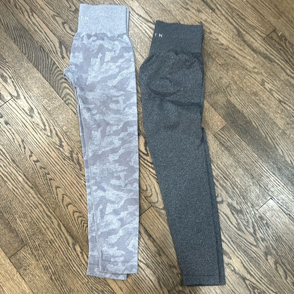 2 pair capri length NVGTN workout leggings